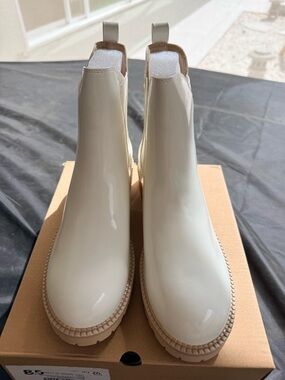 Women’s Cream Chelsea Rain Boots - Sleek Slip-On Style